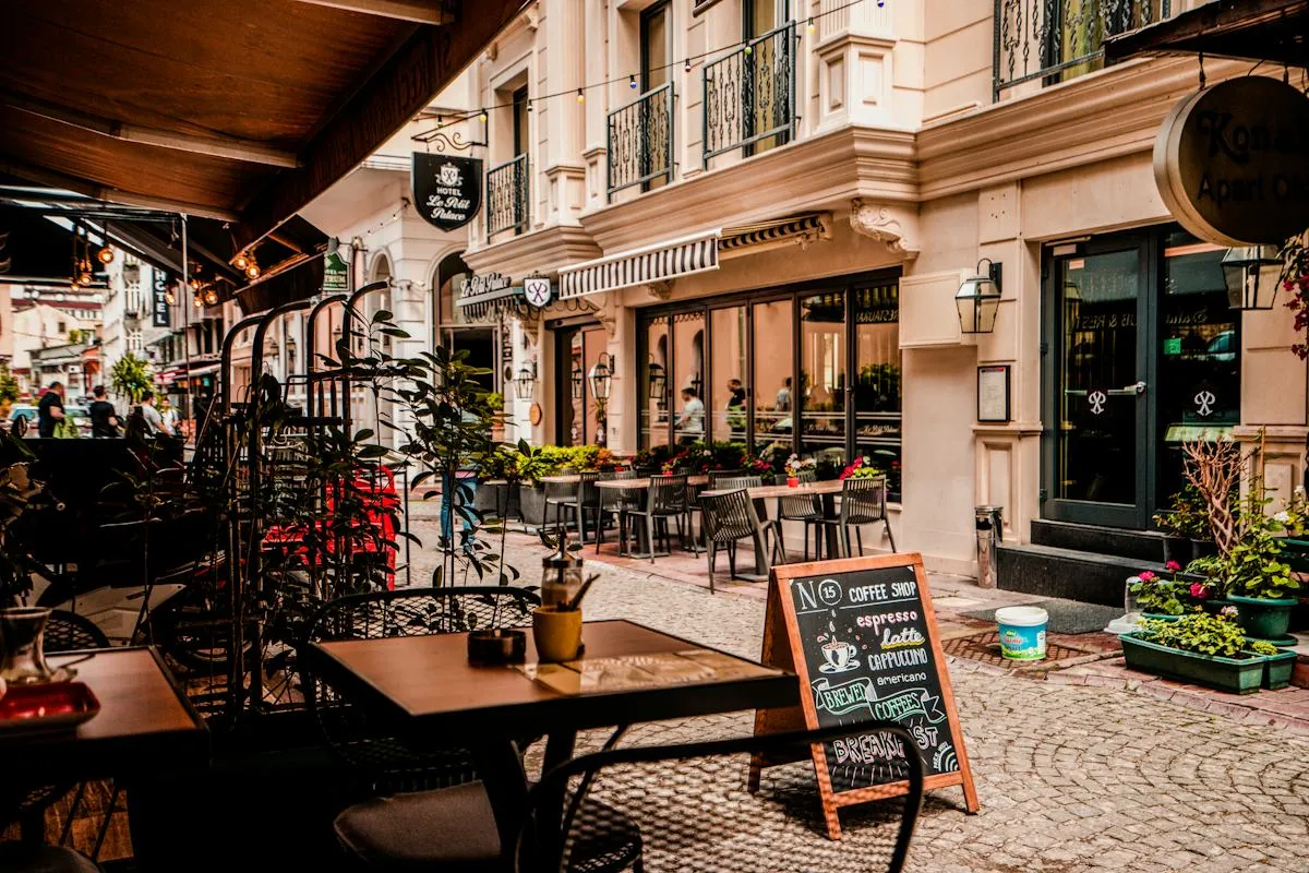 Coffee, pastries and café scenes at Celqenavessoria